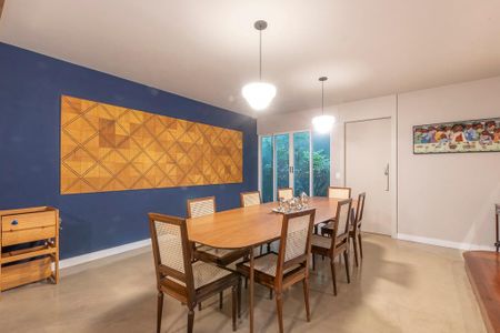 Casa à venda com 538m², 5 quartos e 4 vagas Casa à venda com 538m², 5 quartos e 4 vagasSala