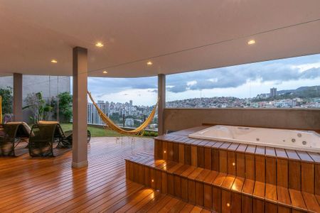 Casa à venda com 538m², 5 quartos e 4 vagas Casa à venda com 538m², 5 quartos e 4 vagasSPA