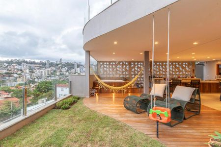 Casa à venda com 538m², 5 quartos e 4 vagas Casa à venda com 538m², 5 quartos e 4 vagasÁrea externa