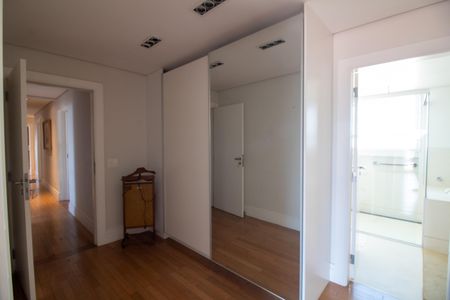Apartamento à venda com 299m², 5 quartos e 5 vagasCloset da suíte 4