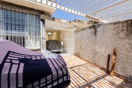 Casa à venda com 119m², 2 quartos e 2 vagas Casa à venda com 119m², 2 quartos e 2 vagasFachada