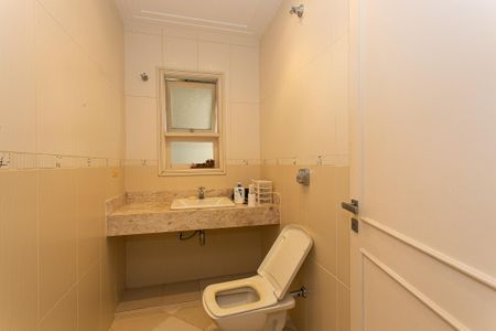 Casa à venda com 625m², 3 quartos e 4 vagasBanheiro da Suíte 2