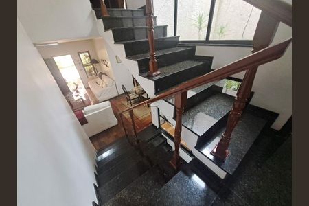 Casa à venda com 232m², 4 quartos e 4 vagas