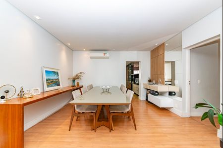 Apartamento à venda com 200m², 4 quartos e 2 vagas Apartamento à venda com 200m², 4 quartos e 2 vagasSala