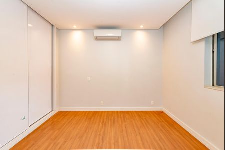 Apartamento à venda com 200m², 4 quartos e 2 vagas Apartamento à venda com 200m², 4 quartos e 2 vagasQuarto 4