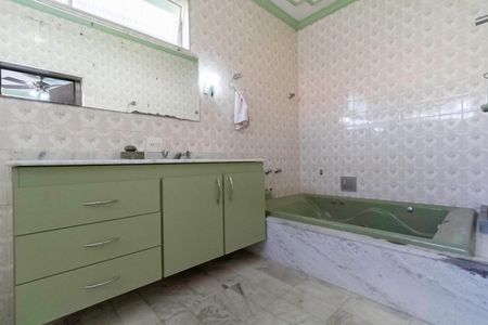 Casa à venda com 1000m², 5 quartos e 8 vagasBanheiro da suíte