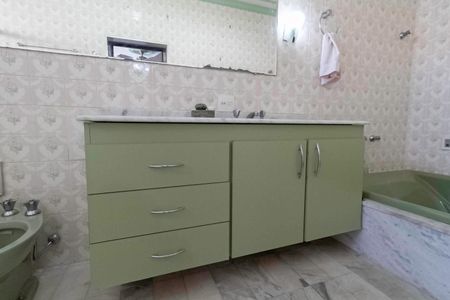 Casa à venda com 1000m², 5 quartos e 8 vagasBanheiro da suíte