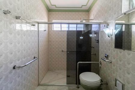 Casa à venda com 1000m², 5 quartos e 8 vagasBanheiro da suíte