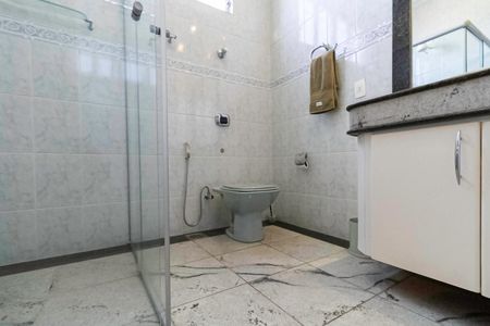 Casa à venda com 1000m², 5 quartos e 8 vagasBanheiro social 1