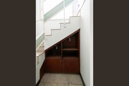 Casa à venda com 1000m², 5 quartos e 8 vagasEscada