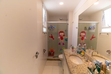 Apartamento à venda com 180m², 3 quartos e 2 vagas Apartamento à venda com 180m², 3 quartos e 2 vagasBanheiro Social