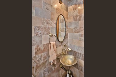 Casa à venda com 428m², 5 quartos e 10 vagas Casa à venda com 428m², 5 quartos e 10 vagasBanheiro