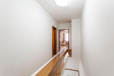 Casa para alugar com 270m², 4 quartos e 5 vagas Casa para alugar com 270m², 4 quartos e 5 vagasCorredor