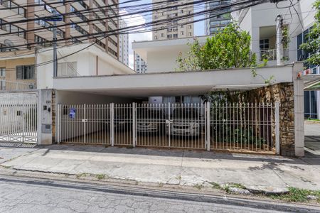 Casa para alugar com 270m², 4 quartos e 5 vagas Casa para alugar com 270m², 4 quartos e 5 vagasFachada