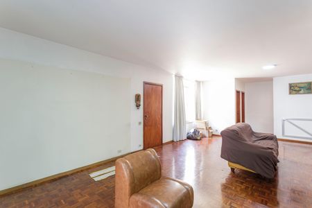 Casa para alugar com 270m², 4 quartos e 5 vagas Casa para alugar com 270m², 4 quartos e 5 vagasSala