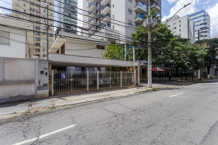 Casa para alugar com 270m², 4 quartos e 5 vagas Casa para alugar com 270m², 4 quartos e 5 vagasFachada