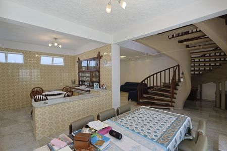 Casa à venda com 335m², 5 quartos e 3 vagasSala 2