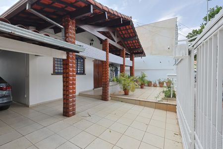 Casa à venda com 335m², 5 quartos e 3 vagasEntrada
