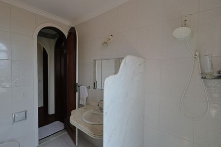 Casa à venda com 335m², 5 quartos e 3 vagasBanheiro 1