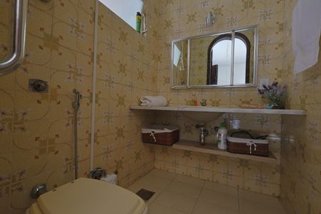 Casa à venda com 335m², 5 quartos e 3 vagasBanheiro 2