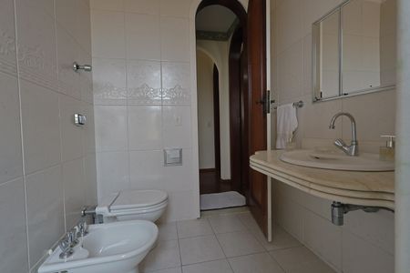 Casa à venda com 335m², 5 quartos e 3 vagasBanheiro 1