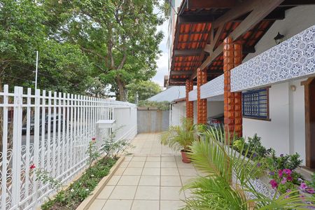 Casa à venda com 335m², 5 quartos e 3 vagasEntrada