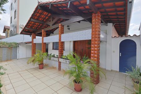 Casa à venda com 335m², 5 quartos e 3 vagasEntrada