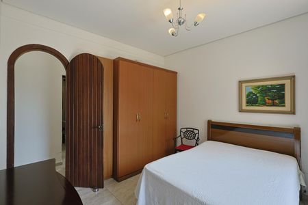 Casa à venda com 335m², 5 quartos e 3 vagasQuarto 5