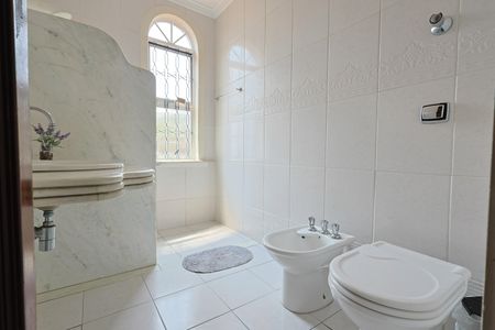 Casa à venda com 335m², 5 quartos e 3 vagasBanheiro 1