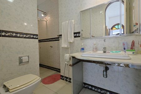 Casa à venda com 335m², 5 quartos e 3 vagasBanheiro 3