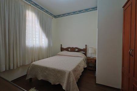 Casa à venda com 335m², 5 quartos e 3 vagasQuarto 1