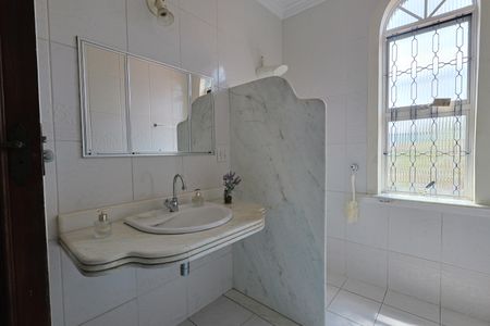 Casa à venda com 335m², 5 quartos e 3 vagasBanheiro 1