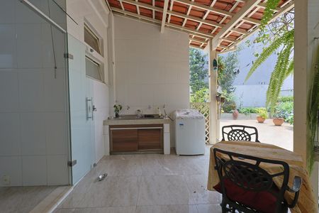 Casa à venda com 335m², 5 quartos e 3 vagasÁrea de Serviço