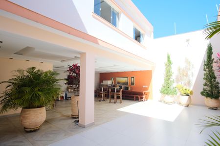 Casa à venda com 290m², 4 quartos e 5 vagasQuintal