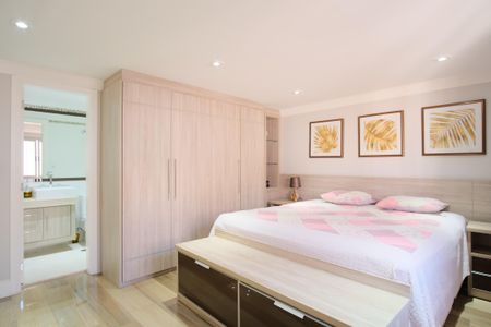 Casa à venda com 290m², 4 quartos e 5 vagasSuíte 2