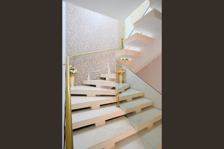 Casa à venda com 290m², 4 quartos e 5 vagasEscada