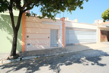 Casa à venda com 290m², 4 quartos e 5 vagasFachada