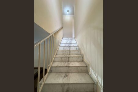 Casa à venda com 143m², 3 quartos e 2 vagasEscadaria