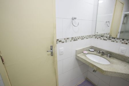 Apartamento à venda com 74m², 2 quartos e 1 vaga Apartamento à venda com 74m², 2 quartos e 1 vagaBanheiro