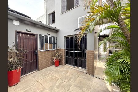 Casa à venda com 180m², 3 quartos e 2 vagas Casa à venda com 180m², 3 quartos e 2 vagasQuintal