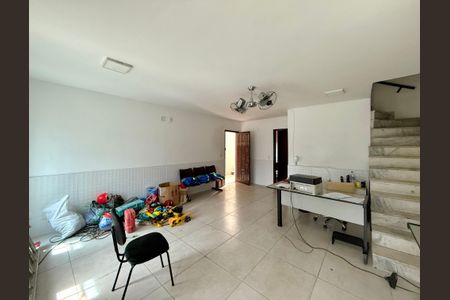 Casa à venda com 180m², 3 quartos e 2 vagas Casa à venda com 180m², 3 quartos e 2 vagasSala