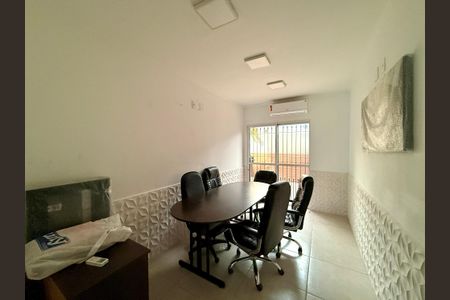 Casa à venda com 180m², 3 quartos e 2 vagas Casa à venda com 180m², 3 quartos e 2 vagasSala