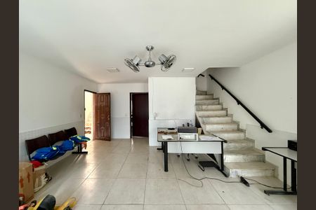 Casa à venda com 180m², 3 quartos e 2 vagas Casa à venda com 180m², 3 quartos e 2 vagasSala