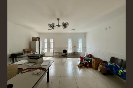 Casa à venda com 180m², 3 quartos e 2 vagas Casa à venda com 180m², 3 quartos e 2 vagasSala