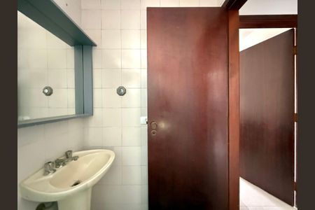 Casa à venda com 180m², 3 quartos e 2 vagas Casa à venda com 180m², 3 quartos e 2 vagasBanheiro Social