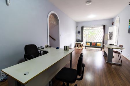 Casa à venda com 208m², 6 quartos e 4 vagas Casa à venda com 208m², 6 quartos e 4 vagasSala