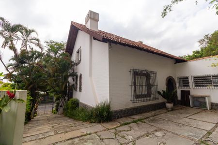 Casa à venda com 208m², 6 quartos e 4 vagas Casa à venda com 208m², 6 quartos e 4 vagasQuintal e Garagem