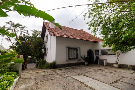 Casa à venda com 208m², 6 quartos e 4 vagas Casa à venda com 208m², 6 quartos e 4 vagasQuintal e Garagem