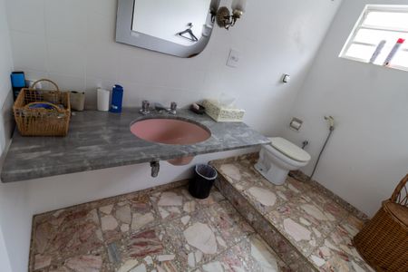 Casa à venda com 208m², 6 quartos e 4 vagas Casa à venda com 208m², 6 quartos e 4 vagasBanheiro 2