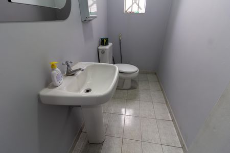 Casa à venda com 208m², 6 quartos e 4 vagas Casa à venda com 208m², 6 quartos e 4 vagasLavabo 2